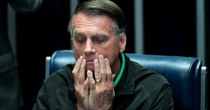 Un Juez de Brasil ordenó el arresto domiciliario contra el expresidente Jair Bolsonaro por violar medidas cautelares, luego de participar en una manifestación en Río de Janeiro.