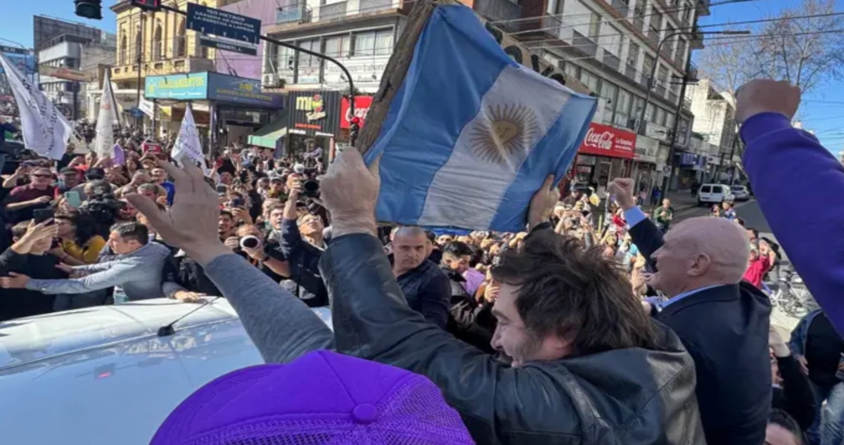 Javier Milei fue evacuado de una caravana que encabezaba luego de recibir agresiones y pedradas.