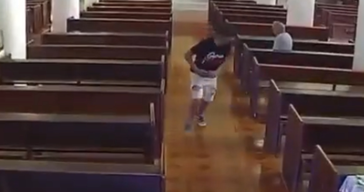 Joven le roba a adulto mayor en iglesia.