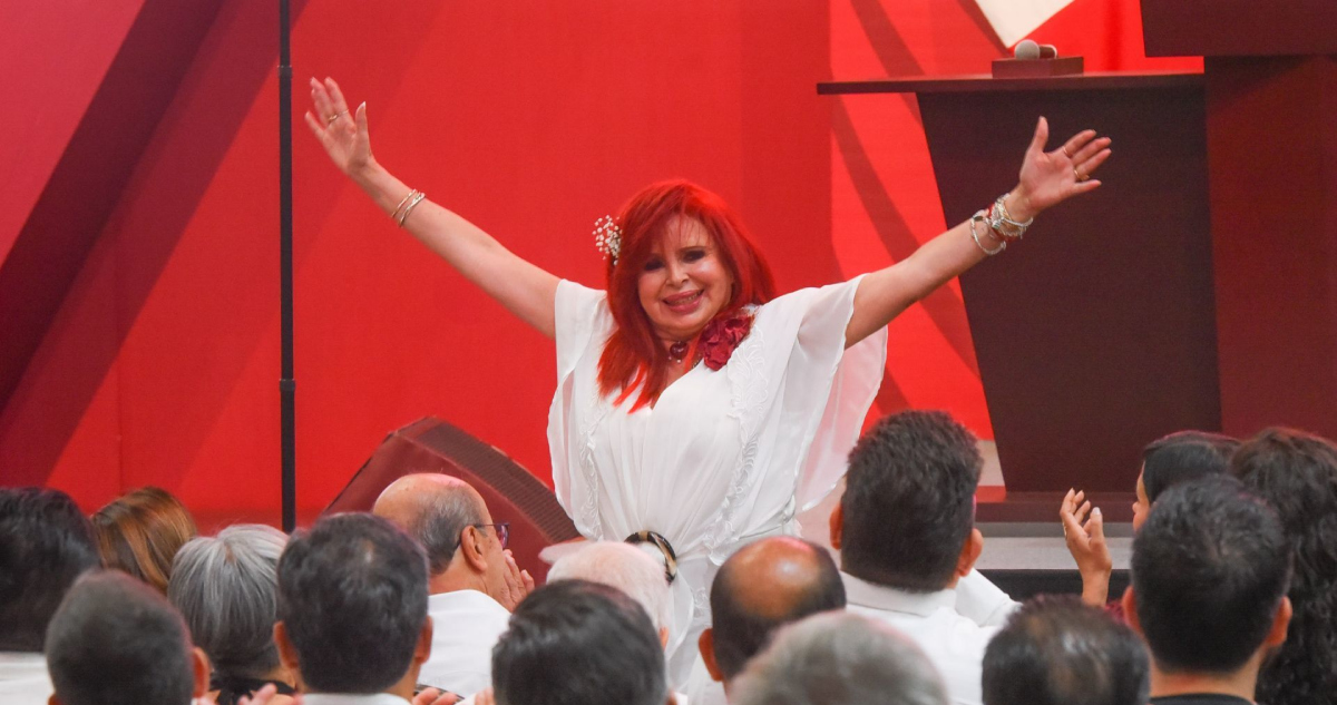 Layda Sansores regala chocolates MrBeast a asistentes de su cuarto informe.