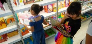 CIUDAD DE MÉXICO, 16NOVIEMBRE,2024.- Niñas observan libros ilustrados durante la Feria Internacional del Libro Infantil y Juvenil (Filij) del Fondo de Cultura Económica, en la Primera Sección del Bosque de Chapultepec. La Feria Internacional del Libro Infantil y Juvenil 2024 es un espacio dedicado a fomentar la lectura y el amor por los libros entre los niños y jóvenes. FOTO: MAGDALENA MONTIEL/CUARTOSCURO.COM