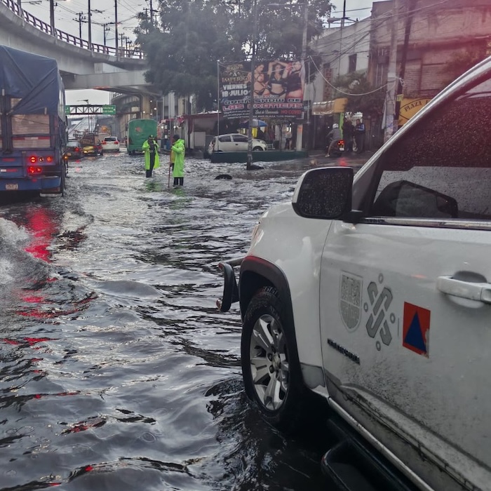 Las lluvias intensas que azotaron a la CdMx provocaron severas inundaciones, bardas derribadas e incluso daños por rayos en distintas alcaldías.