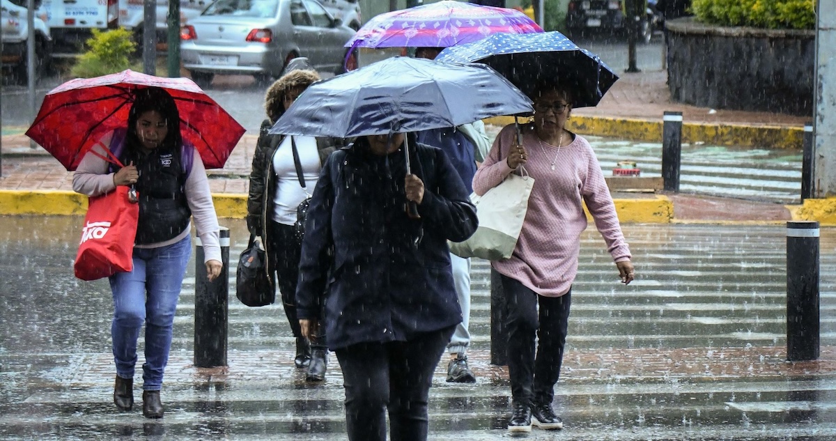 Durante la noche del viernes y madrugada del sábado se esperan lluvias fuertes en gran parte del país, provocadas por el monzón mexicano y por ondas tropicales.