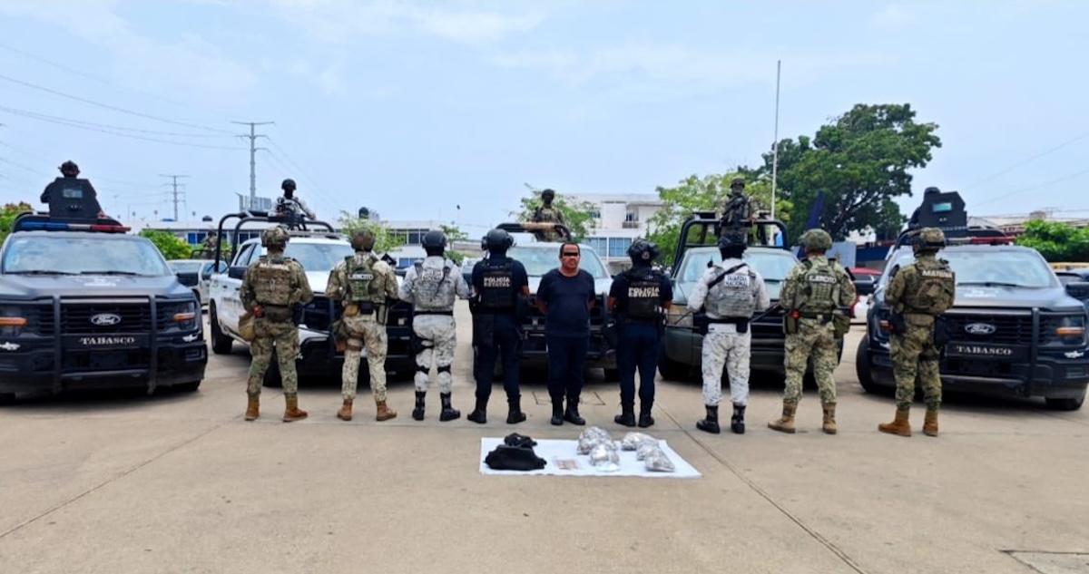 La SSPC de Tabasco informó que fue detenido un Policía estatal, identificado como Gilberto “N” alias “Motor”, quien utilizaba su patrulla para repartir drogas.