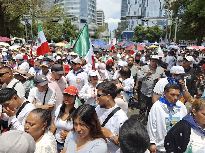 Entre ofensas, quejas y advertencias de que "seremos Venezuela", la derecha mexicana regresó a las calles de CdMx para encabezar la marcha de "La Resistencia".