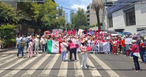 Entre ofensas, quejas y advertencias de que "seremos Venezuela", la derecha mexicana regresó a las calles de CdMx para encabezar la marcha de "La Resistencia".
