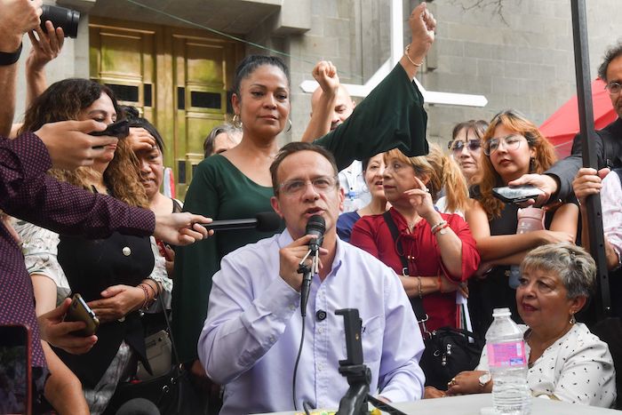 Mary Sanz e Israel Vallarta frente a la SCJN.
