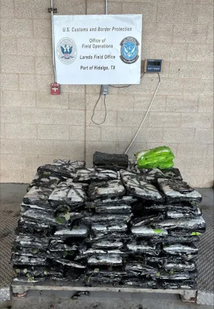 La CBP de Estados Unidos incautó 389 kilogramos de metanfetamina que fue traficada oculta en un trailer cargado con rosas a través de la frontera con México.
