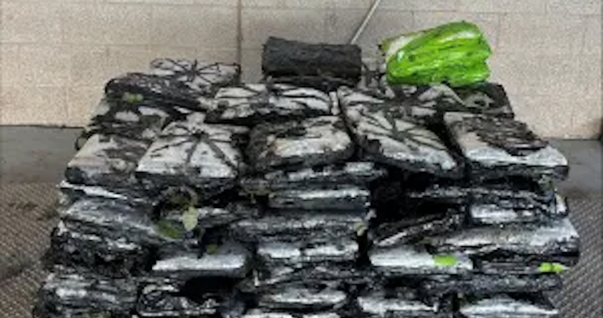 La CBP de Estados Unidos incautó 389 kilogramos de metanfetamina que fue traficada oculta en un tráiler cargado con rosas a través de la frontera con México.