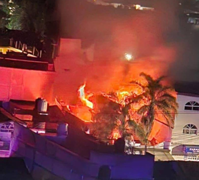 Presuntos sicarios incendian la casa de alcaldesa de Queréndaro, Michoacán