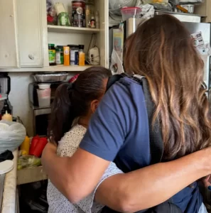 Hasta España, donde se encontraba de vacaciones en junio pasado, a Evelyn Alemán le llegaron noticias aterradoras de que algunas madres hispanas, miembros de la organización no lucrativa Our Voice. Communities for Quality Education en Los Ángeles