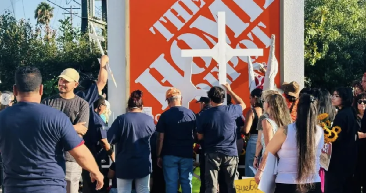 El 14 de agosto de 2025 Roberto, migrante de 52 años, murió mientras huía de una redada en el Home Depot de la ciudad de Arcadia, en California.