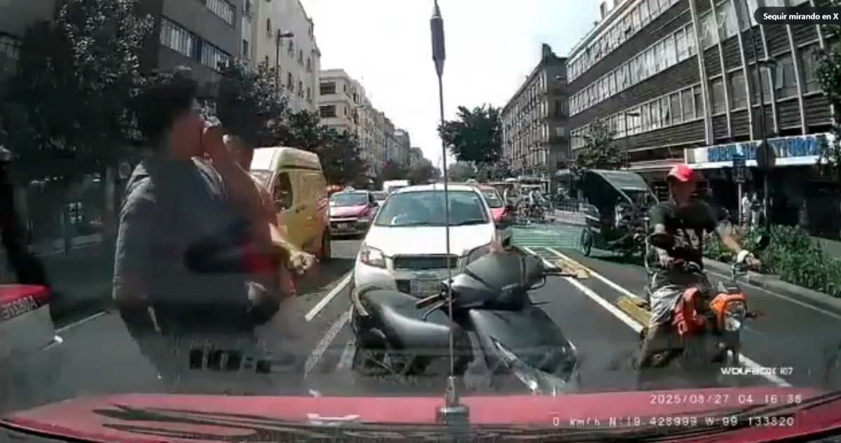 Motociclista choca con taxi, noquea al conductor y escapa