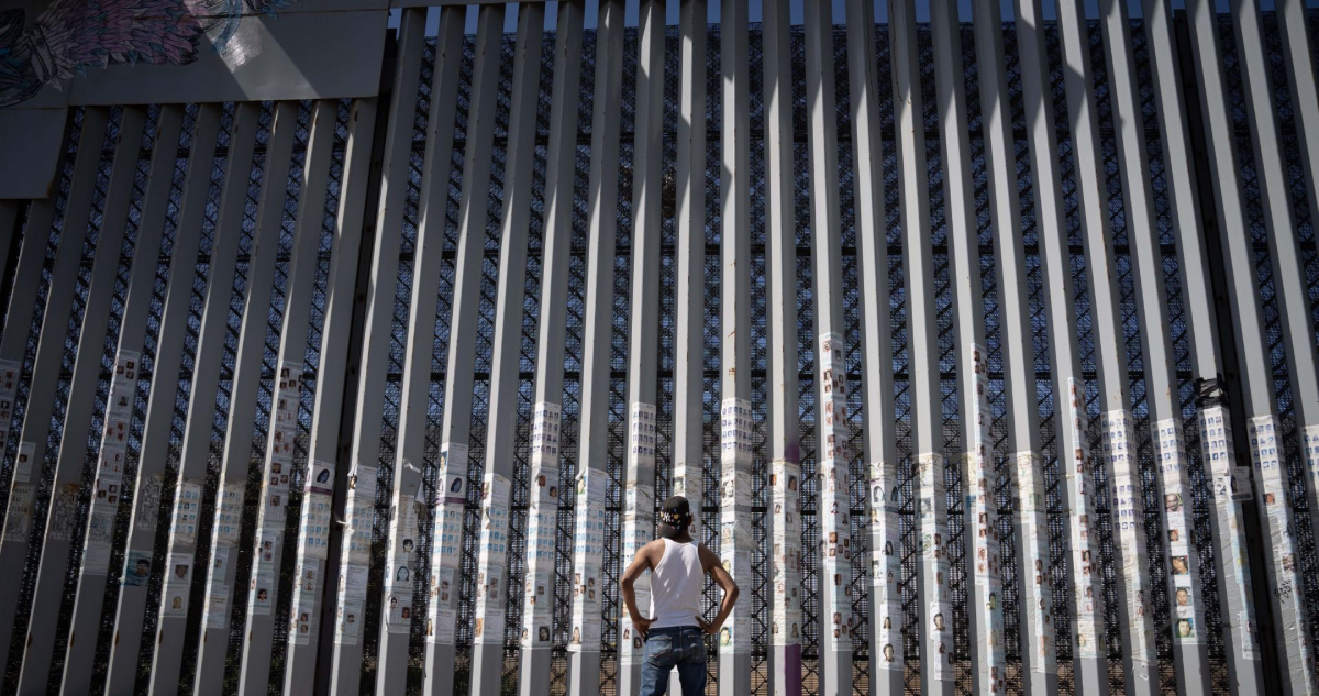 Trump pide pintar el muro fronterizo con México de negro para repeler a migrantes.