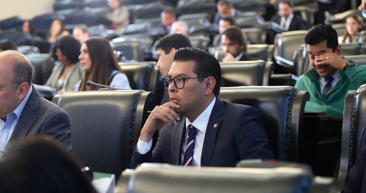 Néstor Camarillo renuncia al PRI y deja al partido sin lugar en la Mesa Directiva del Senado