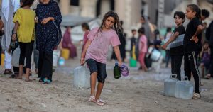 Su sentencia me da risa. Me diagnostica un mal que es público: todos vamos en picada, todos estamos acabados. En picada y acabados al momento mismo de nacer.