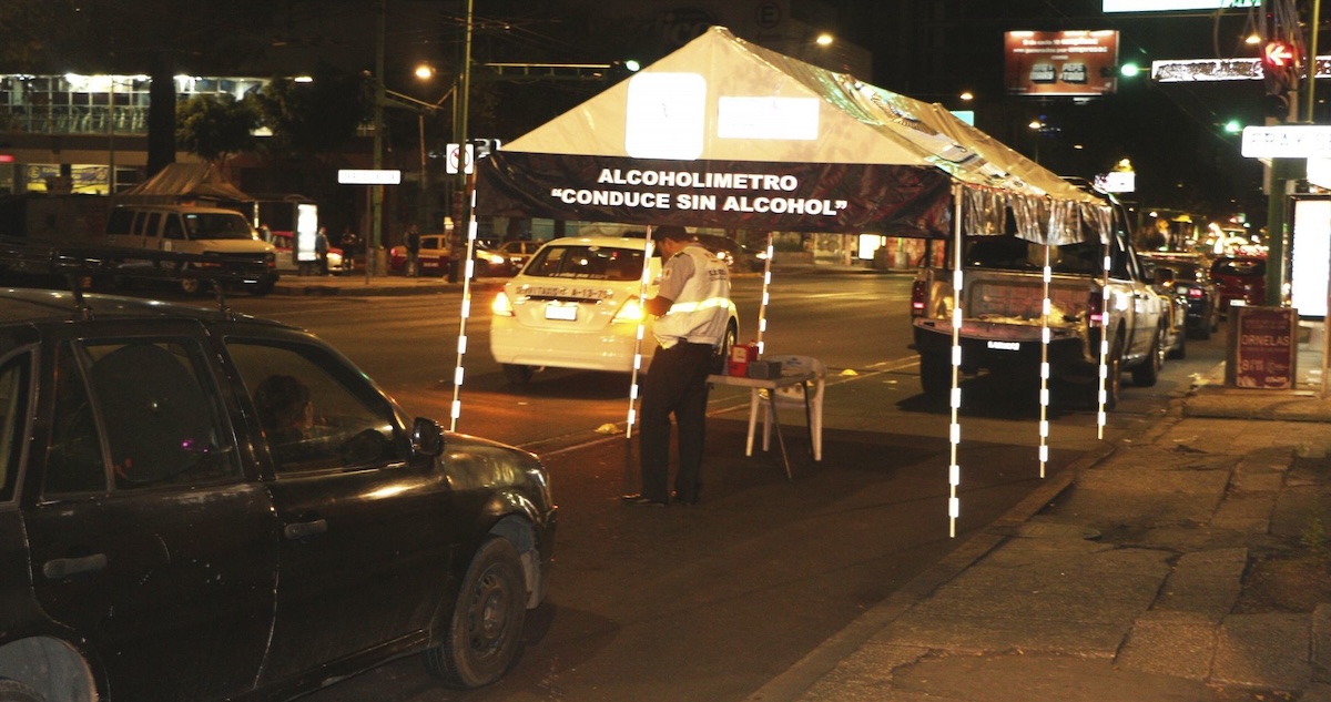 Policías de la CdMx rescataron a un joven que fue víctima de secuestro, gracias a que detuvieron el auto de sus captores para una prueba del alcoholímetro.