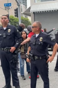 Andrea Vélez durante su arresto.