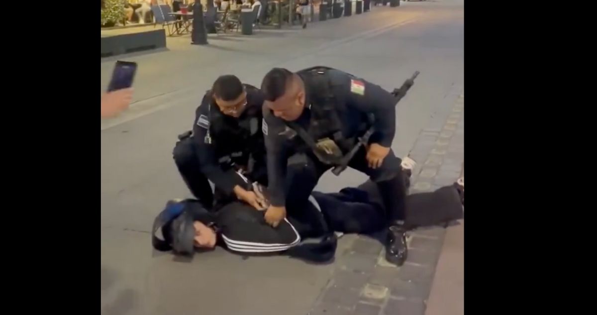 Policías municipales de Aguascalientes fueron despedidos tras ser captados en video utilizando la fuerza para someter a un joven.