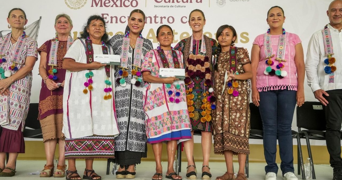 La Presidenta Sheinbaum visitó Guerrero para encabezar la entrega de créditos a la palabra del programa ApoyArte para mujeres artesanas del Pueblo de Amuzgo.