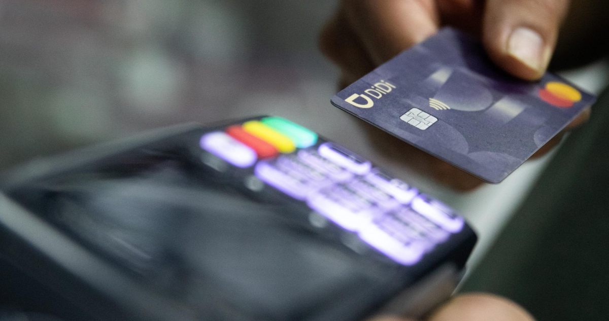 La Profeco recordó a la población que el cobro de comisión al realizar pagos con tarjeta de débito o crédito en establecimientos comerciales está prohibido.