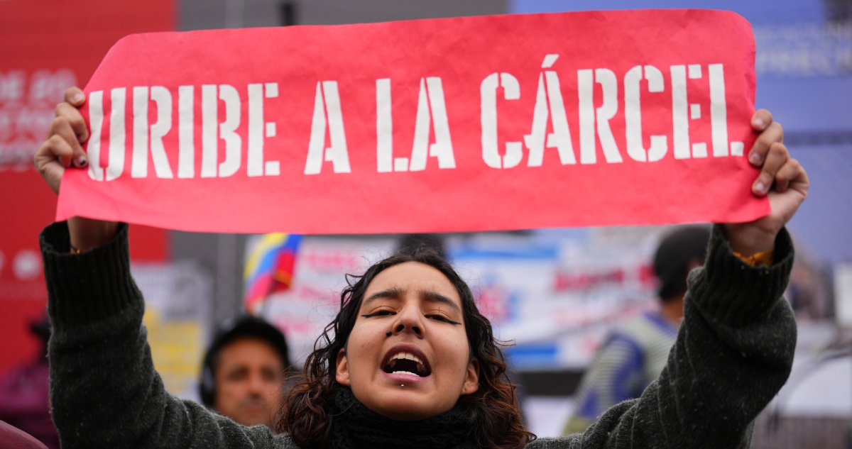 Una coincidencia entre Uribe y Calderón es que fueron siempre politicastros que enfrentaron acusaciones. Quizá eso les daba un aura de fraternidad malsana.