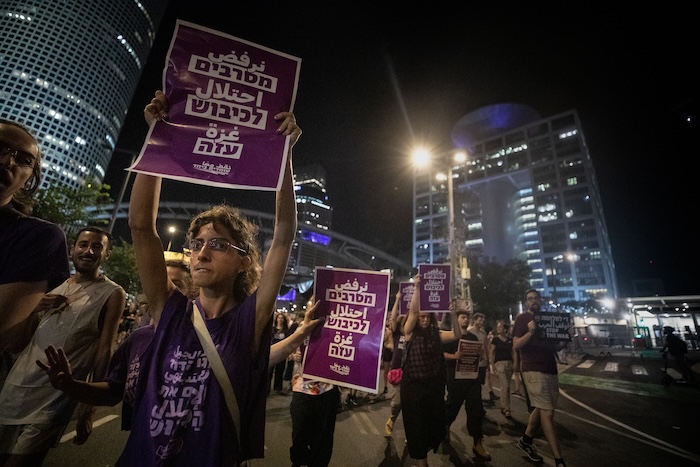 Centenares de miles de israelíes tomaron las calles este martes, según Daniel Blumenthal de RFI, bloqueando rutas y demandando el fin de la guerra en Gaza.