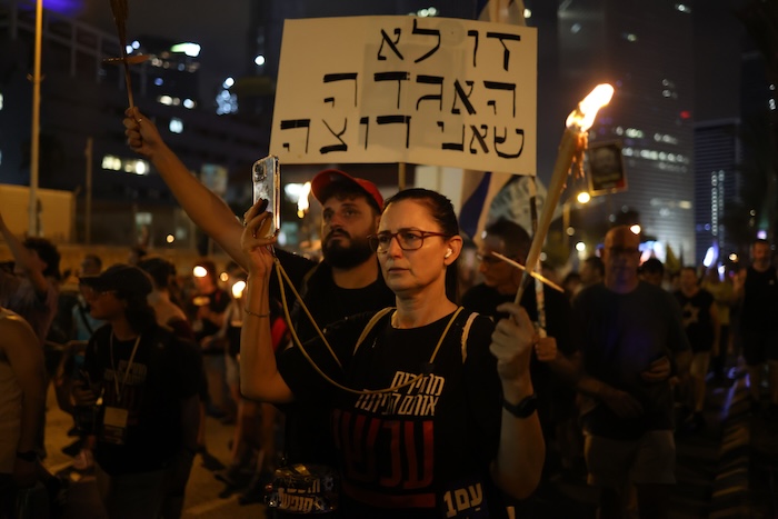 Centenares de miles de israelíes tomaron las calles este martes, según Daniel Blumenthal de RFI, bloqueando rutas y demandando el fin de la guerra en Gaza.