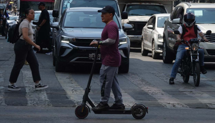 El Congreso de la CdMx aprueba licencia obligatoria para motocicletas y monopatines.