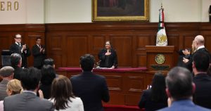 Claudia Sheinbaum Pardo insistió en que, con el cambio de la SCJN, se acaba una era muy cuestionada por sus sentencias, por la corrupción y por el nepotismo.