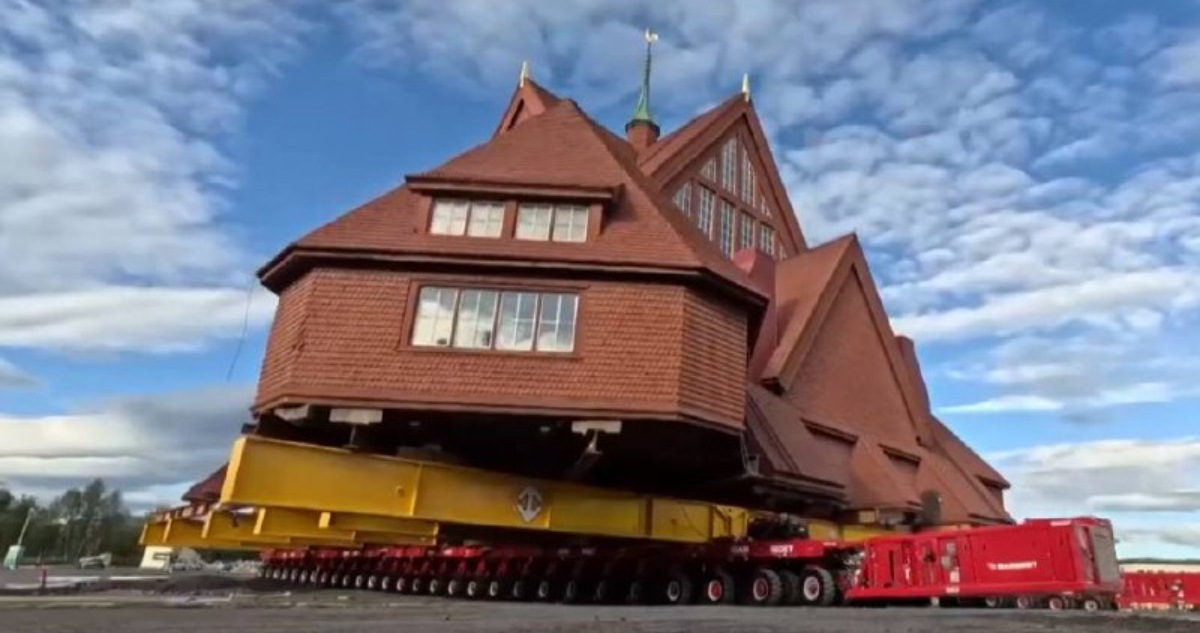 Suecia traslada una simbólica iglesia a una nueva ubicación a cinco kilómetros.