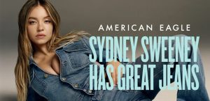 Con 27 años de edad, la actriz Sydney Sweeney se ha convertido en un icono de la derecha de Estados Unidos, la cual ha utilizado su apariencia de mujer caucásica, rubia y con ojos azules para posicionar un discurso supremacista, hecho que, incluso, ha defendido el Presidente Donald Trump.