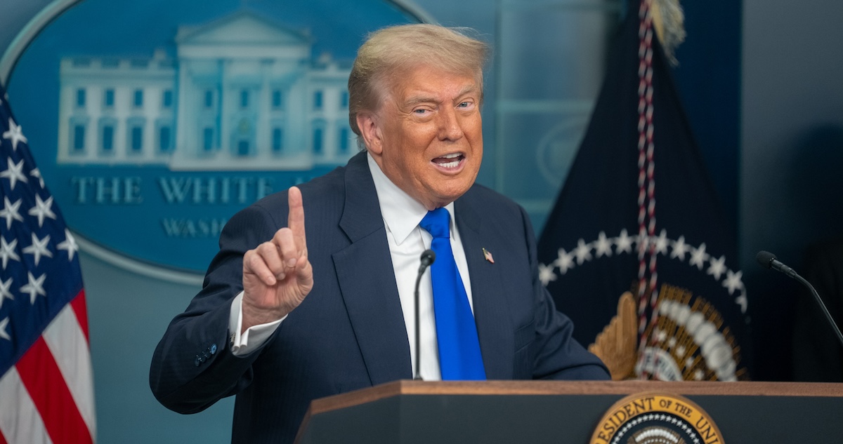 El Presidente Donald Trump anunció que aumentará "sustancialmente" los aranceles impuestos a la India como una represalia por comprar petróleo a Rusia.