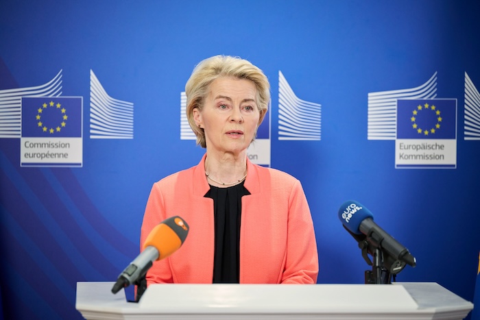 El Presidente de Ucrania, Volodímir Zelenski, y la presidenta de la Comisión Europea, Ursula von der Leyen, han coincidido este domingo en la imposibilidad de que Kiev entregue voluntariamente territorios a Rusia como parte de un hipotético acuerdo de paz.