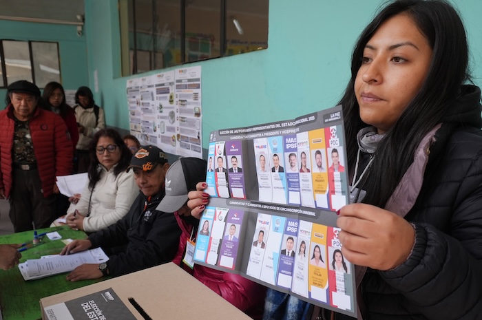 Tras la inauguración de la jornada electoral el domingo, a las 08:00 hora local (12:00 GMT) se abrieron las mesas de votación en las diferentes regiones de Bolivia, donde están convocados más de 7.9 millones de electores, además de unos 360 mil ciudadanos habilitados en 22 países.