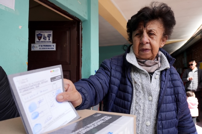 Tras la inauguración de la jornada electoral el domingo, a las 08:00 hora local (12:00 GMT) se abrieron las mesas de votación en las diferentes regiones de Bolivia, donde están convocados más de 7.9 millones de electores, además de unos 360 mil ciudadanos habilitados en 22 países.