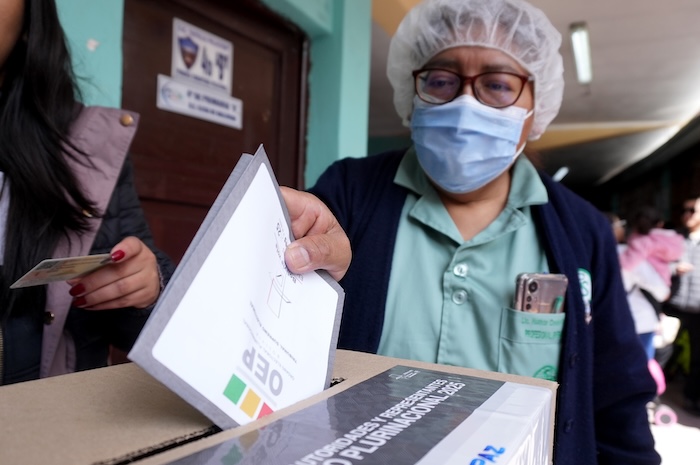 Tras la inauguración de la jornada electoral el domingo, a las 08:00 hora local (12:00 GMT) se abrieron las mesas de votación en las diferentes regiones de Bolivia, donde están convocados más de 7.9 millones de electores, además de unos 360 mil ciudadanos habilitados en 22 países.