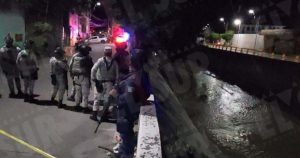 Los cuerpos de tres hombres fueron arrojados anoche al cauce del río Huacapa, cerca del centro nocturno Bar Bar en Chilpancingo, informaron fuentes policiales.
