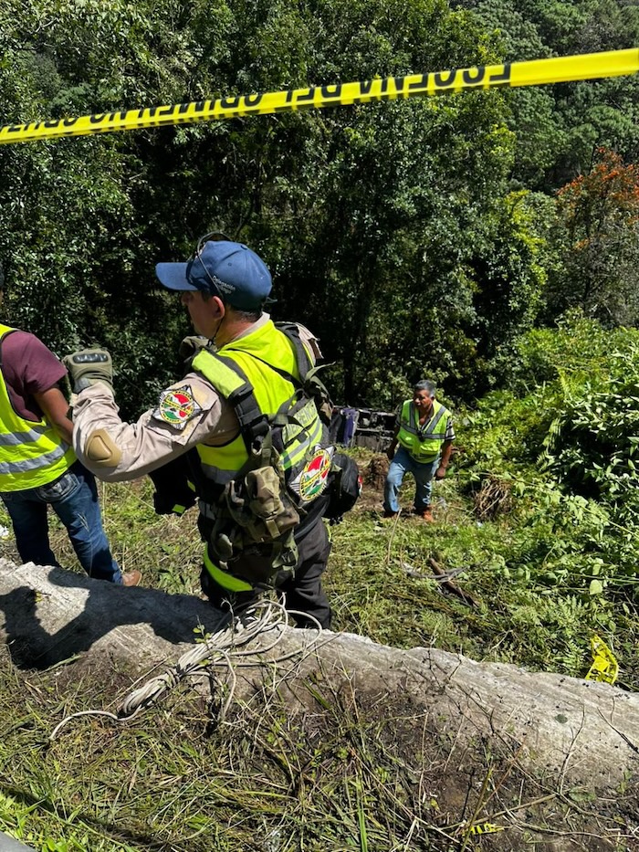 La volcadura de un autobús de pasajeros dejó tres personas muertas y cerca de 30 heridas en el municipio de Huauchinango, en el estado de Puebla.