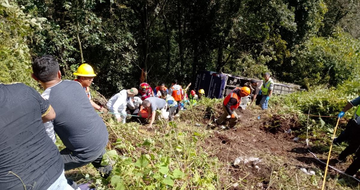 La volcadura de un autobús de pasajeros dejó tres personas muertas y cerca de 30 heridas en el municipio de Huauchinango, en el estado de Puebla.