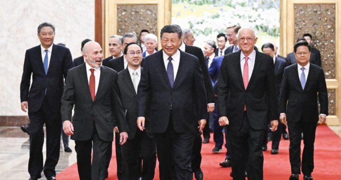 Xi Jinping aumenta influencia global mientras Trump se desdibuja.