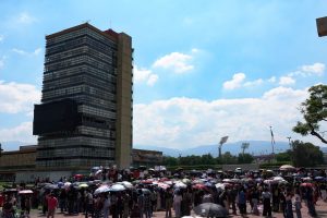 Alumnos de la UNAM se reúnen en CU tras el asesinato de un compañero en el CCH Sur.