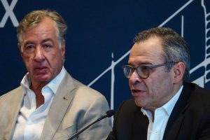 El empresario mexicano Fernando Chico Pardo (izquierda) y Manuel Romo, director general del Grupo Financiero Banamex.