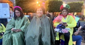 Mexicanos esperando el Grito de Independencia en el Zócalo capitalino. Foto: Cri Rodríguez, SinEmbargo