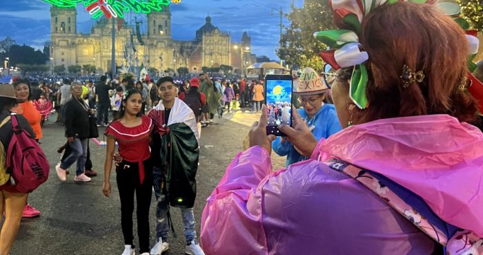 Mexicanos esperando el Grito de Independencia en el Zócalo capitalino. Foto: Cri Rodríguez, SinEmbargo