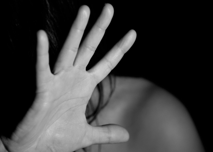 Un entrenador de futbol que fue sorprendido abusando de una menor dentro de un carro en la colonia Progreso fue detenido por elementos de la Policía Municipal.