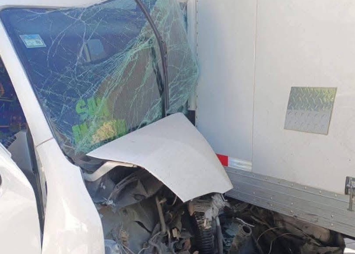 Un hombre muerto y seis heridos fue el saldo de un accidente entre una combi del transporte público y un camión de carga sobre la autopista México-Puebla.