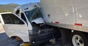 Un hombre muerto y seis heridos fue el saldo de un accidente entre una combi del transporte público y un camión de carga sobre la autopista México-Puebla.