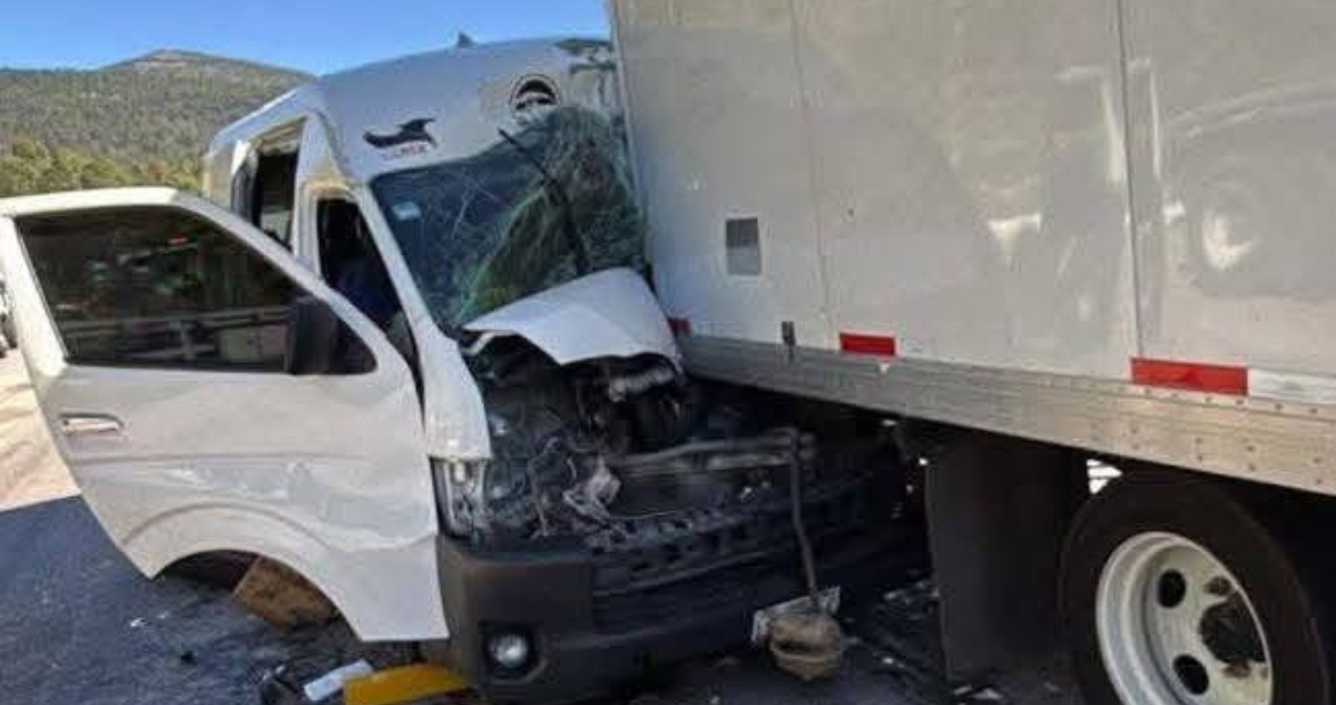 Un hombre muerto y seis heridos fue el saldo de un accidente entre una combi del transporte público y un camión de carga sobre la autopista México-Puebla.
