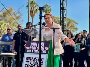 La Alcaldesa de Los Ángeles, Karen Bass repudia los operativos de migración en Los Ángeles.